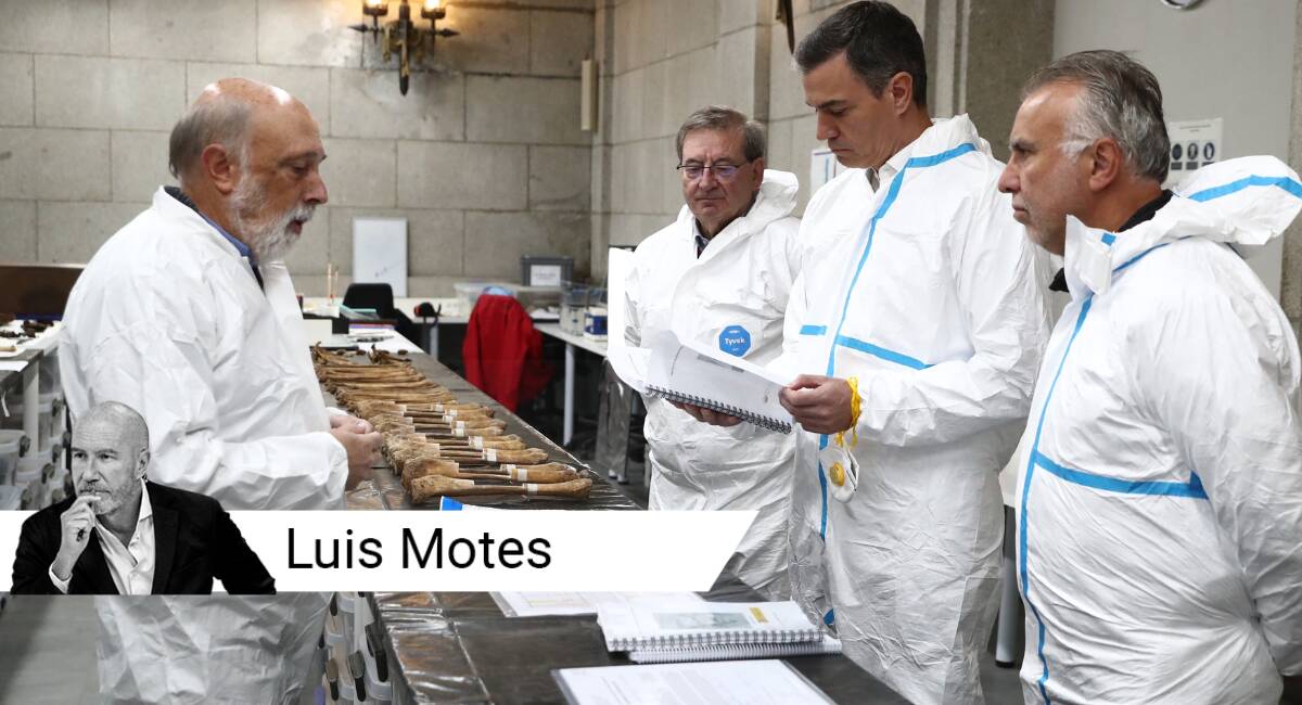 El presidente del Gobierno, Pedro Sánchez visita el laboratorio forense instalado en Cuelgamuros para la identificación de los restos de víctimas de la Guerra Civil