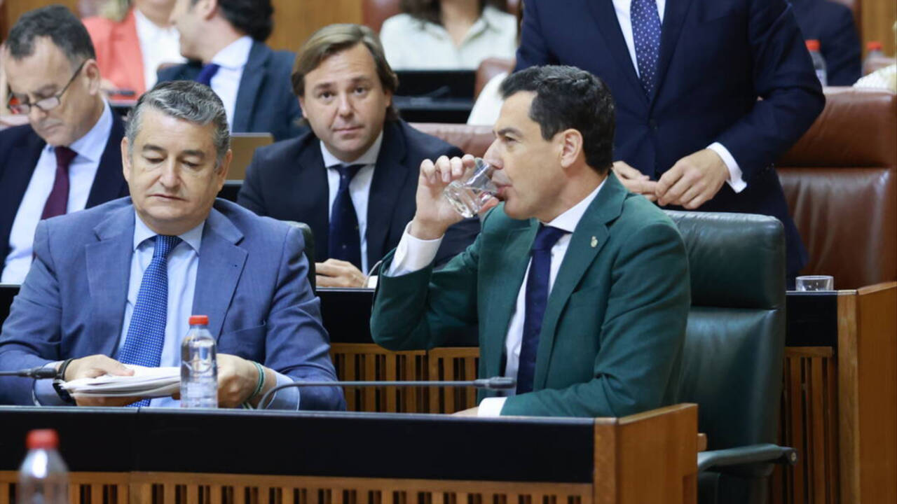 El presidente de la Junta, Juanma Moreno, y el consejero Antonio Sanz en el pleno del Parlamento andaluz.