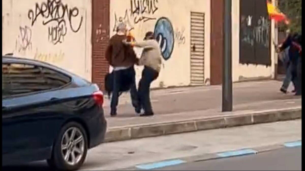 Momento en el que el portavoz del PSOE en Ponferrada, Olegario Ramón, es agredido por un manifestante.