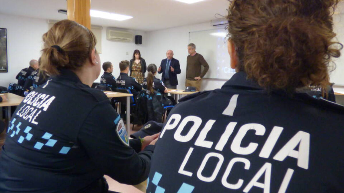 Agentes de la Policía Local asisten a un curso sobre actuación contra la violencia de género.