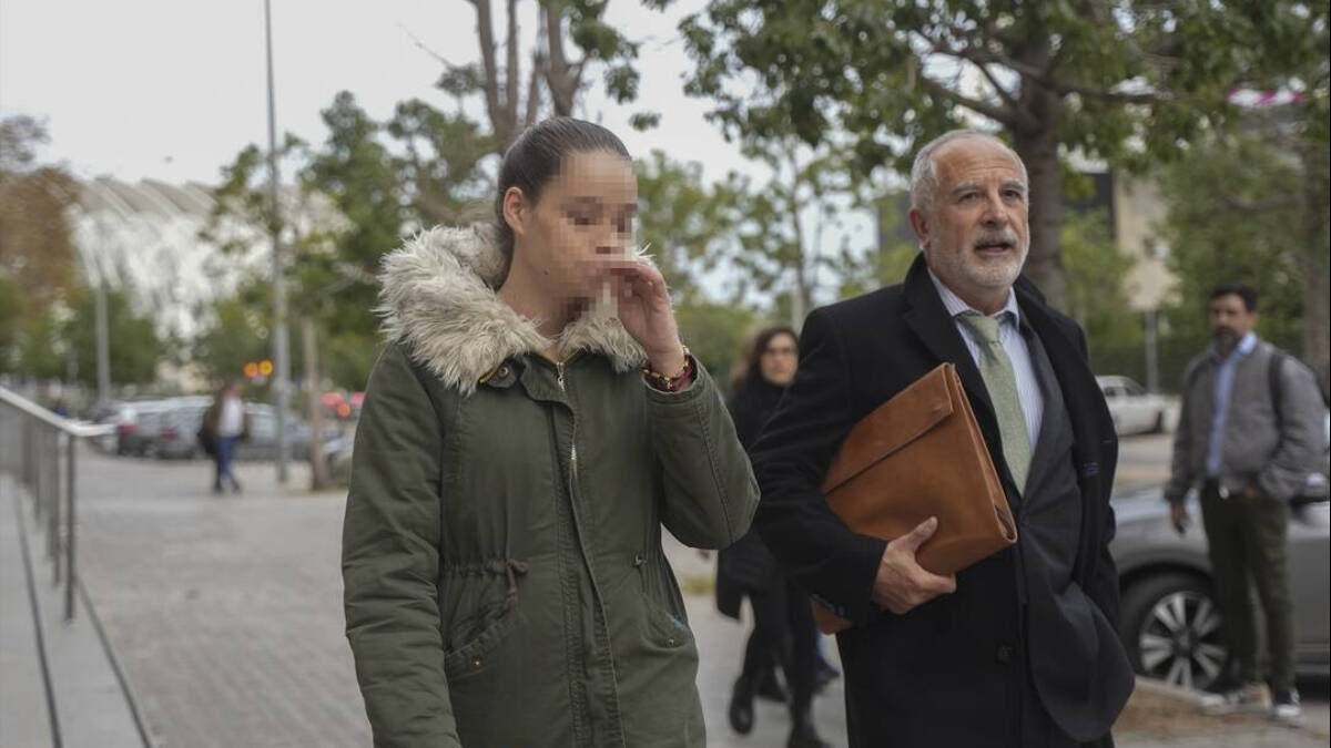 La menor abusada en el 'caso Oltra' y su abogado, a sus llegadas a declarar por el ‘caso Oltra’ en la Ciudad de la Justicia de Valencia, a 13 de diciembre de 2023.
