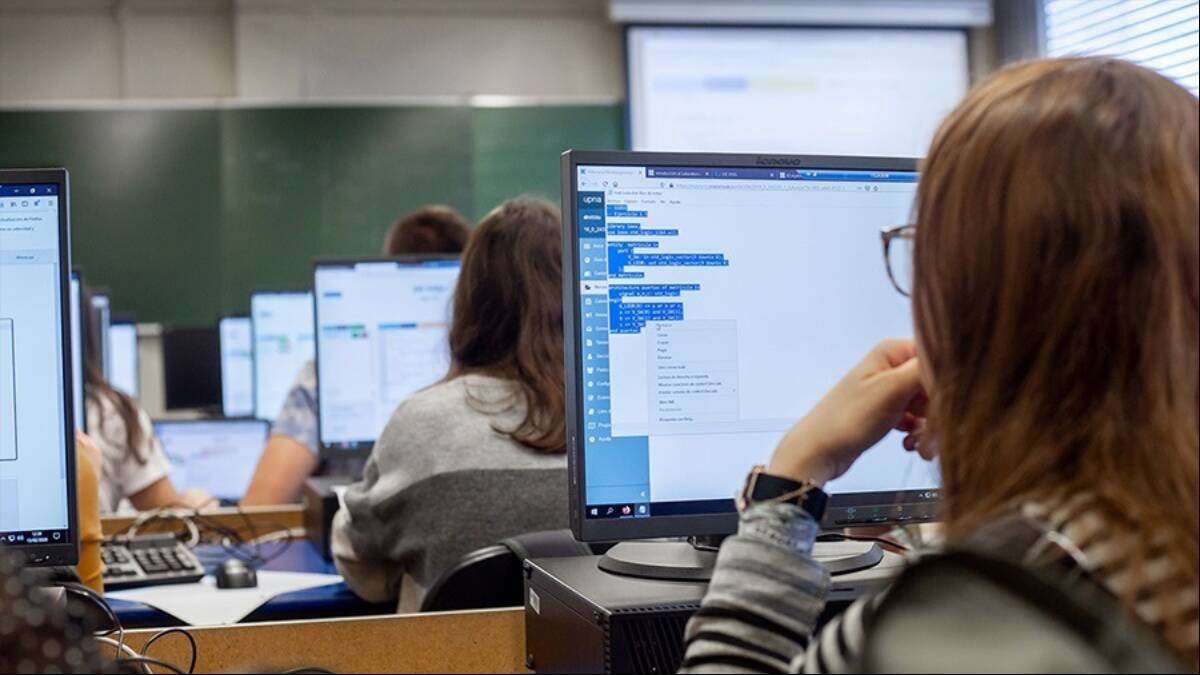 Estudiantes con ordenadores. (Foto de archivo)