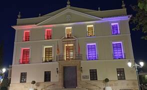 Un alcalde del PSOE pone luces con colores republicanos ¡Y lo confunden con un club!