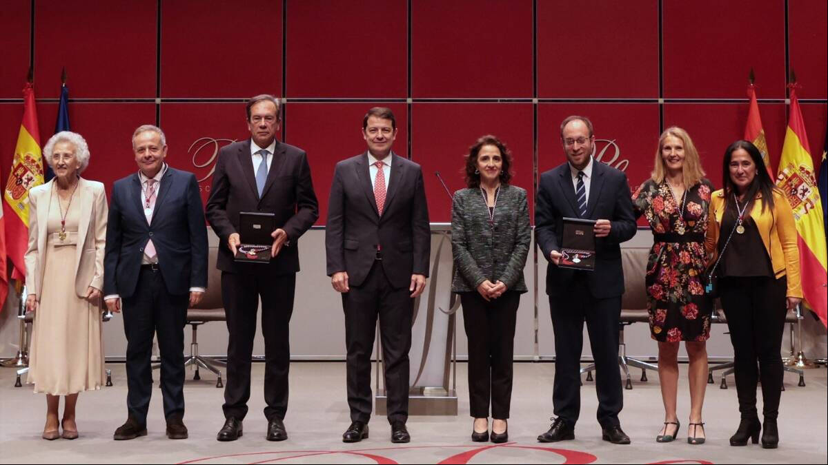El presidente de Castilla y León, Alfonso Fernández Mañueco, junto a los galardonados en los 'Premios Castilla y León 2023'. (FOTO: Junta de CyL)