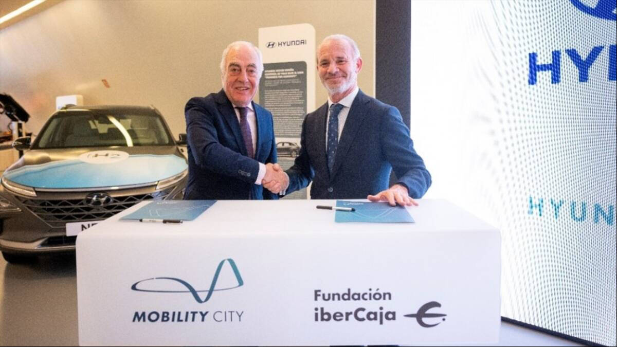 Momento de la firma entre Leopoldo Satrústegui, presidente y CEO de Hyundai Motor España, y José Luis Rodrigo, director general de Fundación Ibercaja.