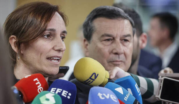 Mónica García se repliega tras el capote de Sumar por el gasto militar