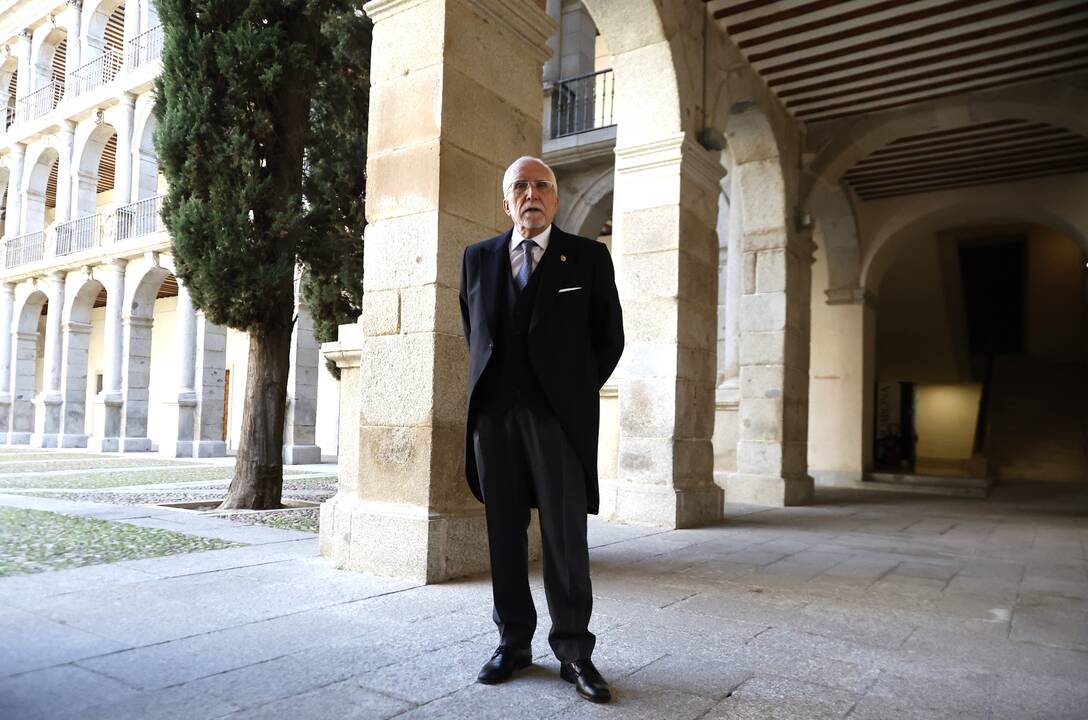 El escritor Luis Mateo Díez a su llegada a la entrega del Premio 'Miguel de Cervantes'