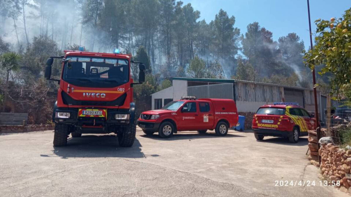 Bomberos trabajan en un incendio forestal en Onda (Castellón)

