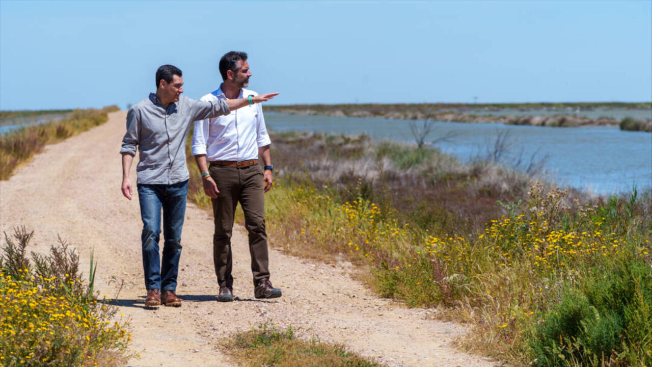 El presidente de la Junta de Andalucía, Juanma Moreno, junto al consejero de  Medio Ambiente, Ramón Fernández-Pacheco, en la finca 'Veta la Palma'.