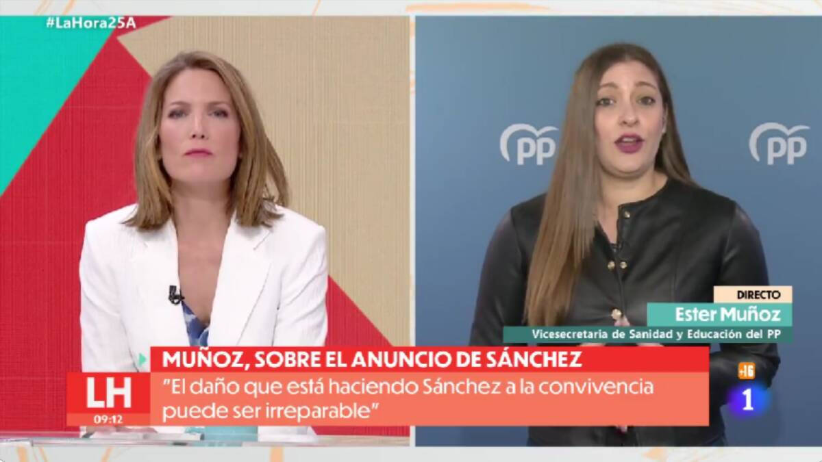 Ester Muñoz (der.) durante su entrevista con Silvia Intxaurrondo en TVE.