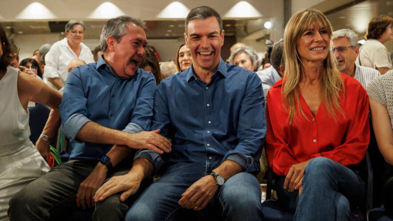 El presidente Sánchez, junto a su mujer, Begoña Gómez y el secretario general del PSOE-A, Juan Espadas, en un acto en Granada.