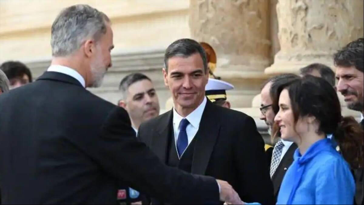 El rey Felipe VI, el presidente del Gobierno, Pedro Sánchez, y la presidenta de la Comunidad de Madrid, Isabel Díaz Ayuso.