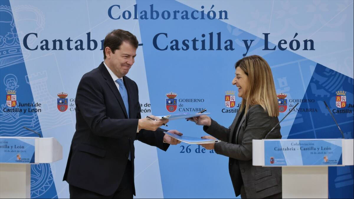 El presidente de Castilla y León, Alfonso Fernández Mañueco, en el momento de la firma del acuerdo con la presidenta de Cantabria, María José Sáenz de Buruaga.