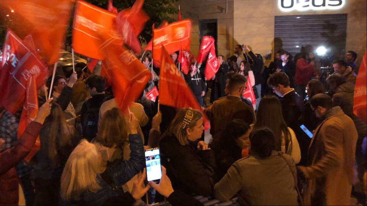Simpatizantes socialistas se manifestaron este jueves en la calle Ferraz, junto a la sede del PSOE. 