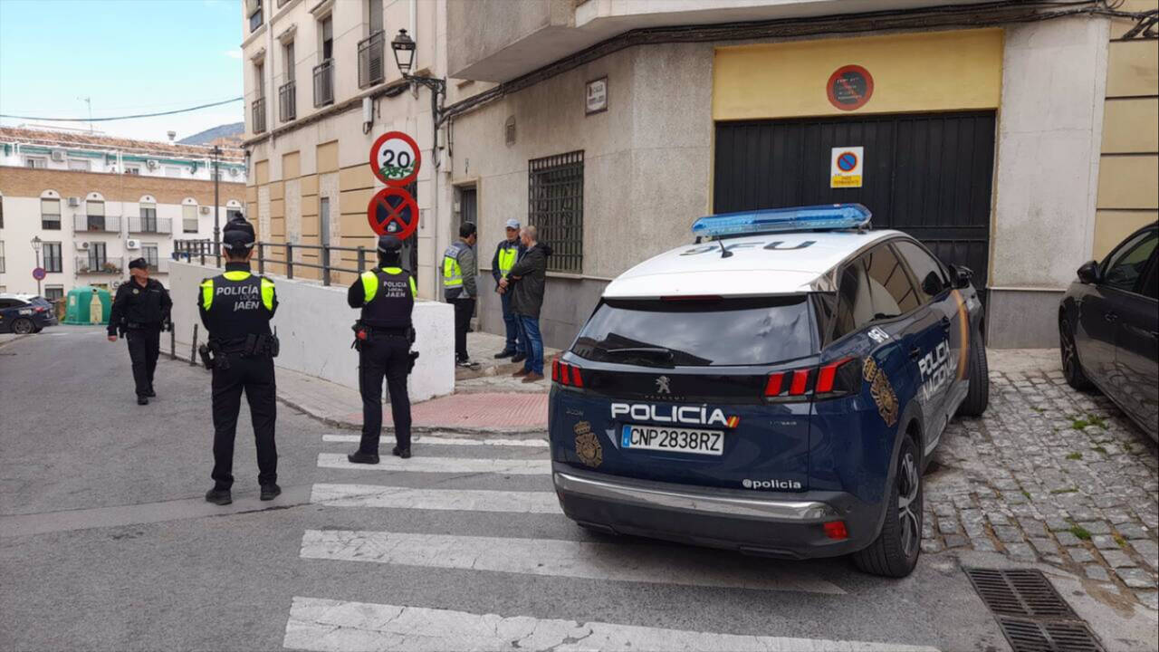 Policías en el lugar del suceso en Jaén capital.