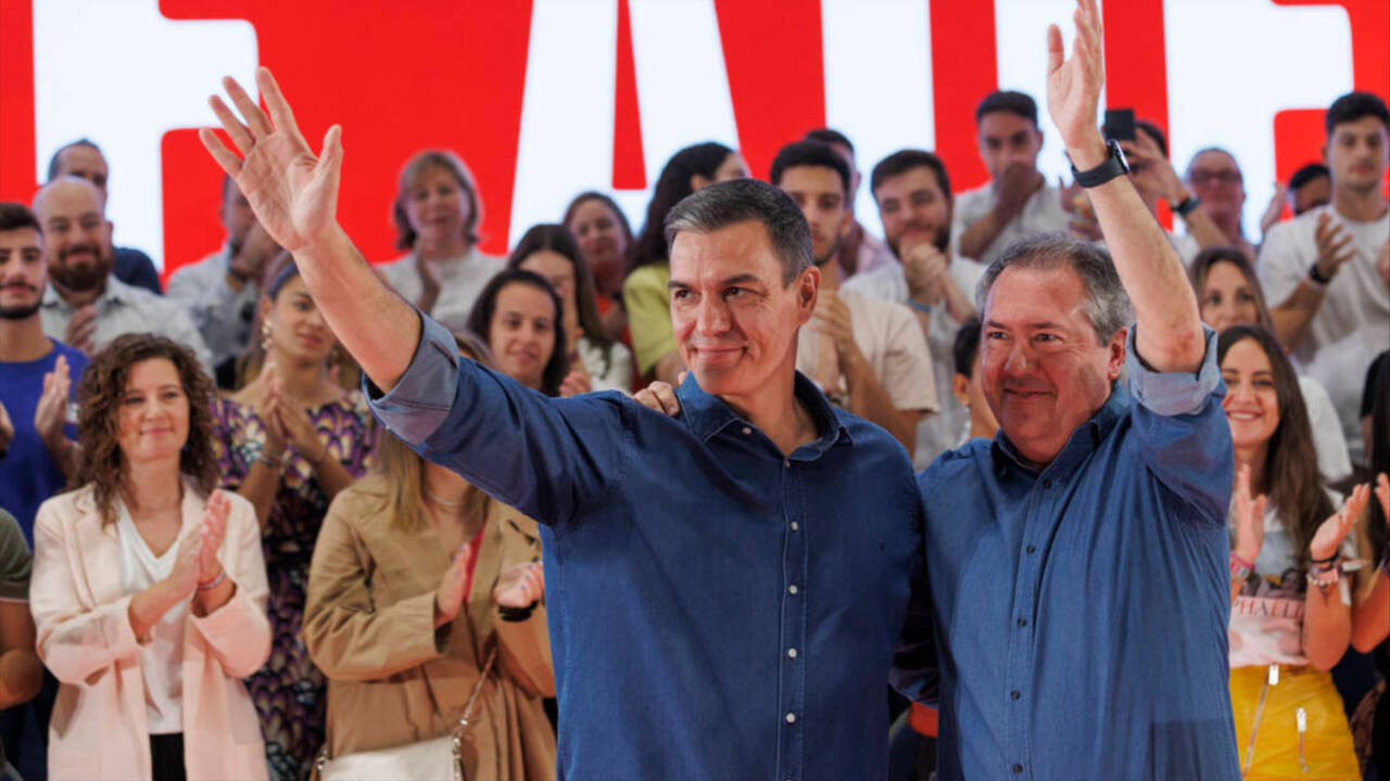 El secretario general del PSOE y presidente del Gobierno, Pedro Sánchez, con el secretario general del PSOE-A, Juan Espadas.