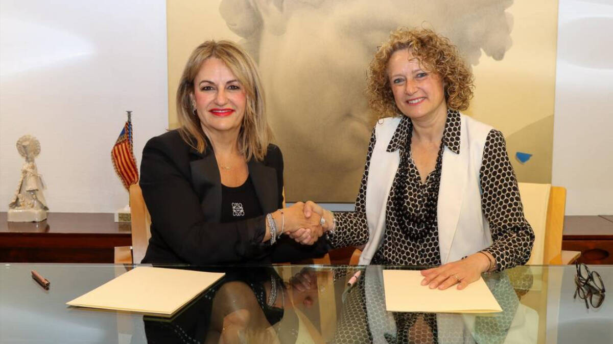 Nuria Montes, consellera de Innovación, Industria, Comercio y Turismo, y Amparo Folgado, alcaldesa de Torrent