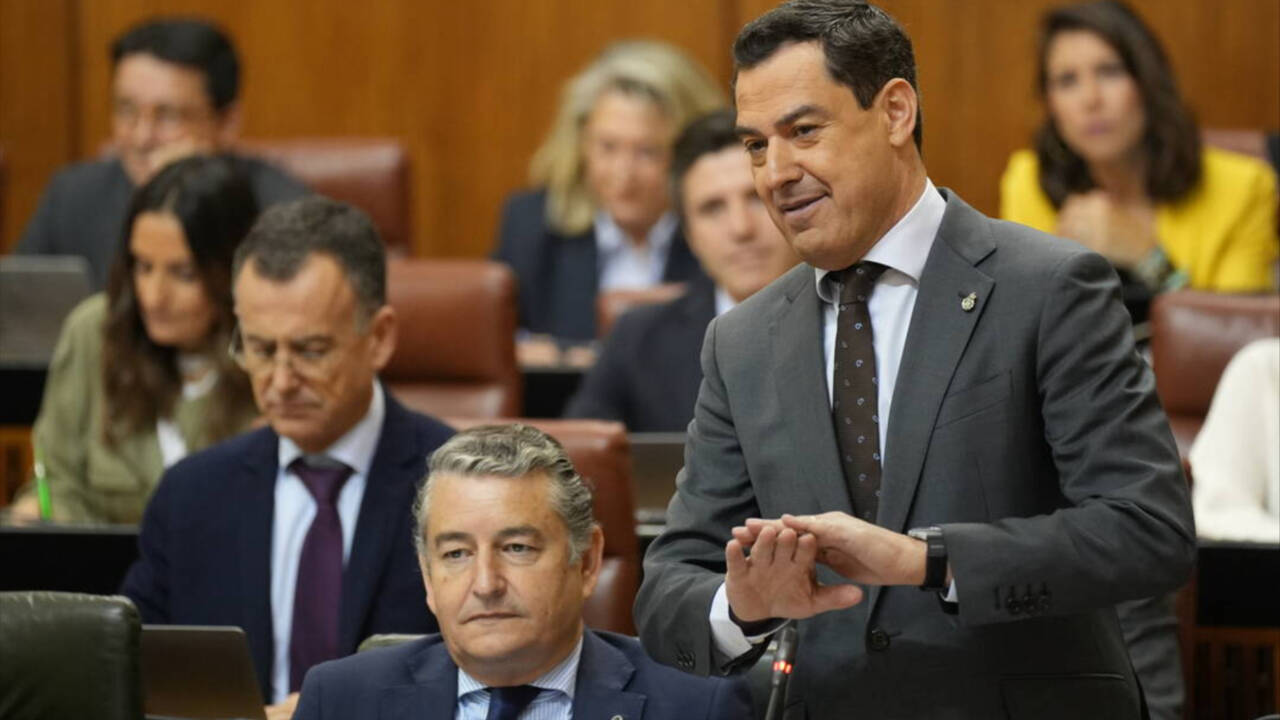 El presidente de la Junta de Andalucía y del PP-A, Juanma Moreno, en el Parlamento.