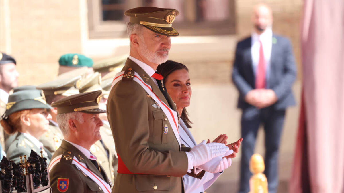 Felipe VI y la Reina Letizia en el 40 aniversario de la jura de Bandera del Rey