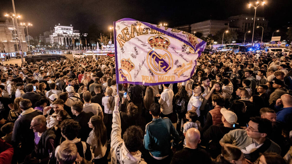 Miles de aficionados del Real Madrid abarrotaron Cibeles.