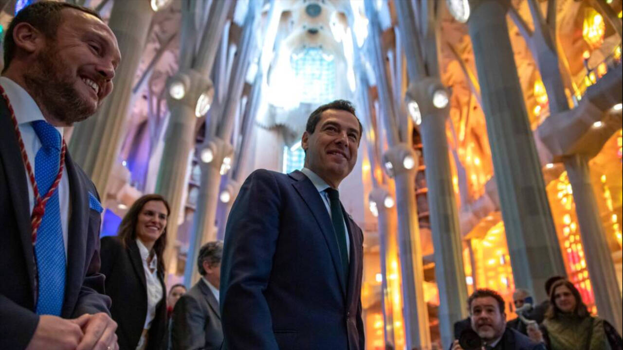 El presidente de la Junta y el PP-A, Juanma Moreno, durante una visita a la Sagrada Familia (Barcelona).