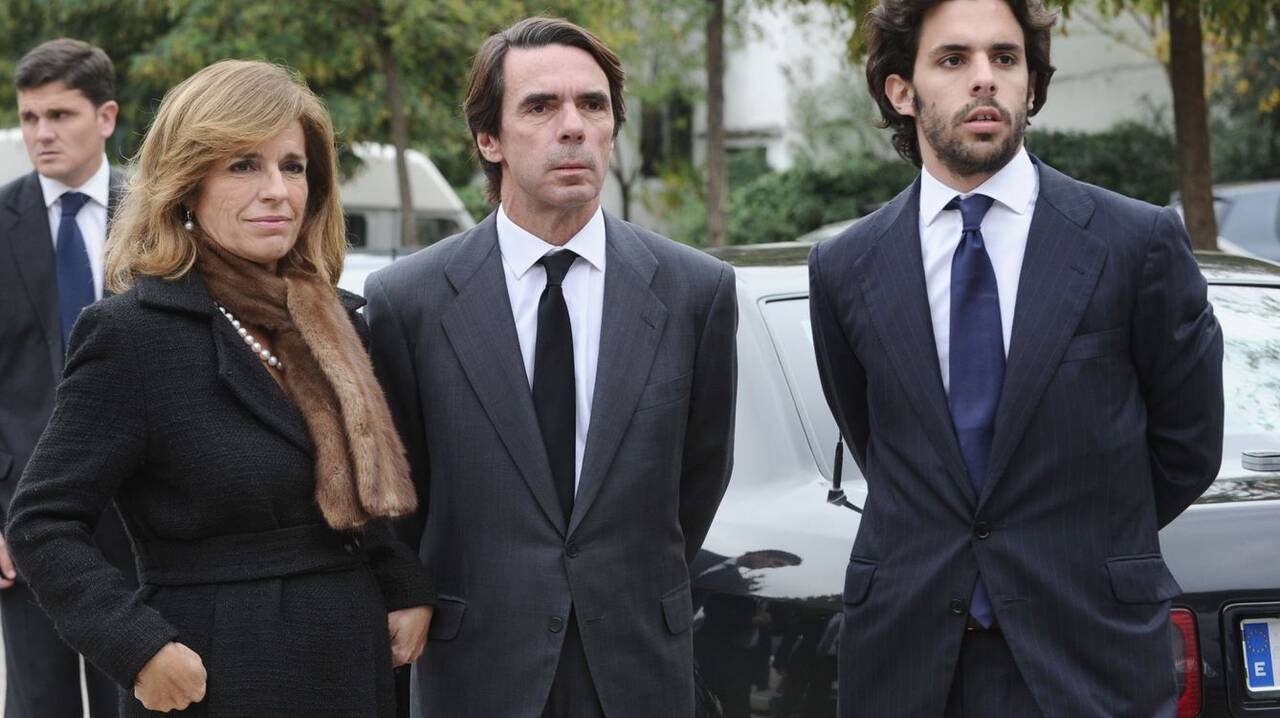 Alonso Aznar, junto a sus padres, Ana Botella y el ex presidente.