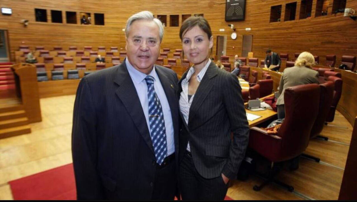 El ex alcalde de Alicante, Luis Díaz Alperi, con su hija Elisa Díaz en las Cortes Valencianas