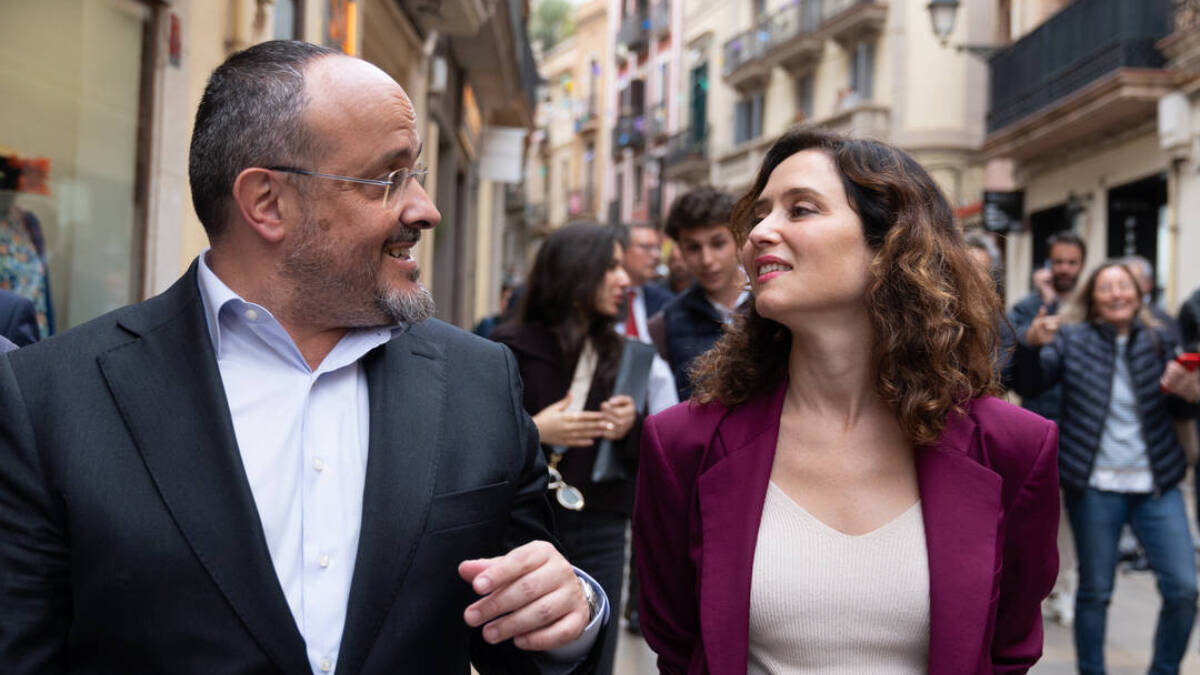 Isabel Díaz Ayuso, junto a Alejandro Fernández, este lunes en Barcelona. 