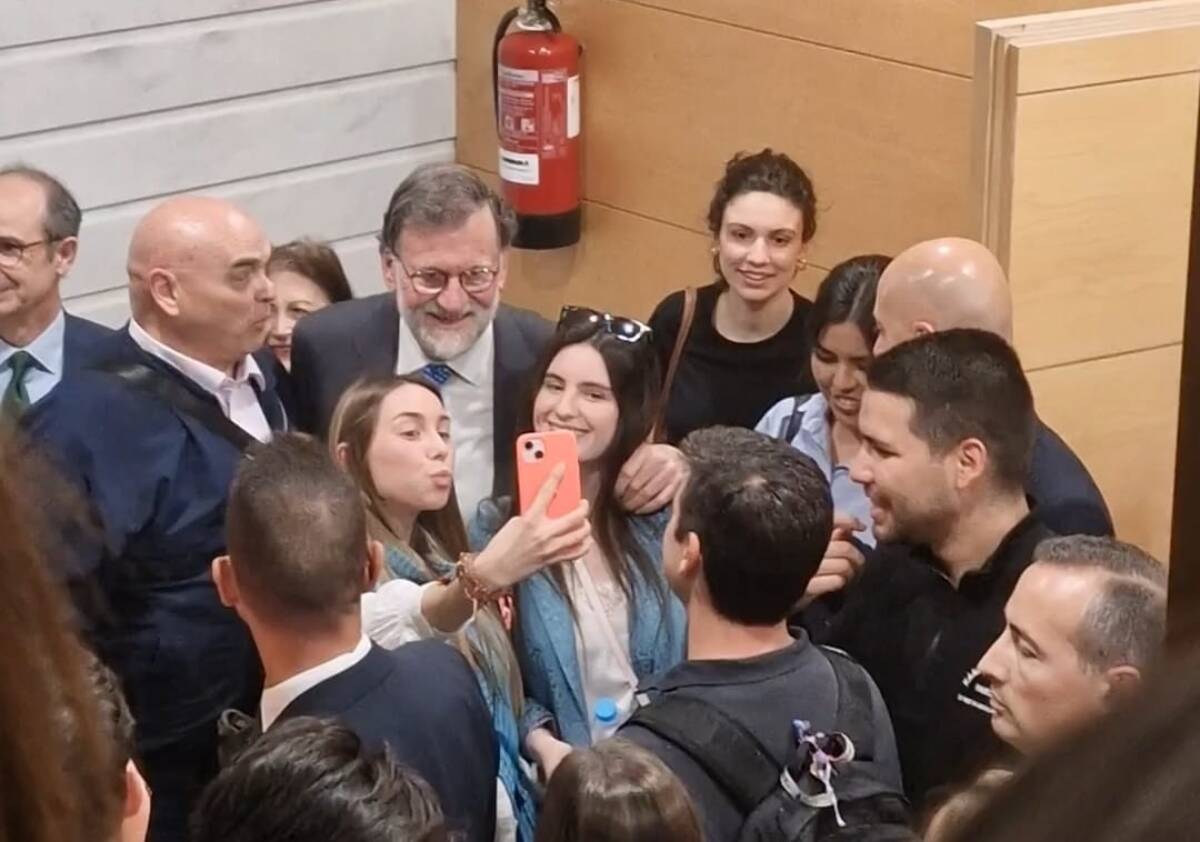 Universitarios del CEU UCH se fotografían con el expresidente Mariano Rajoy.