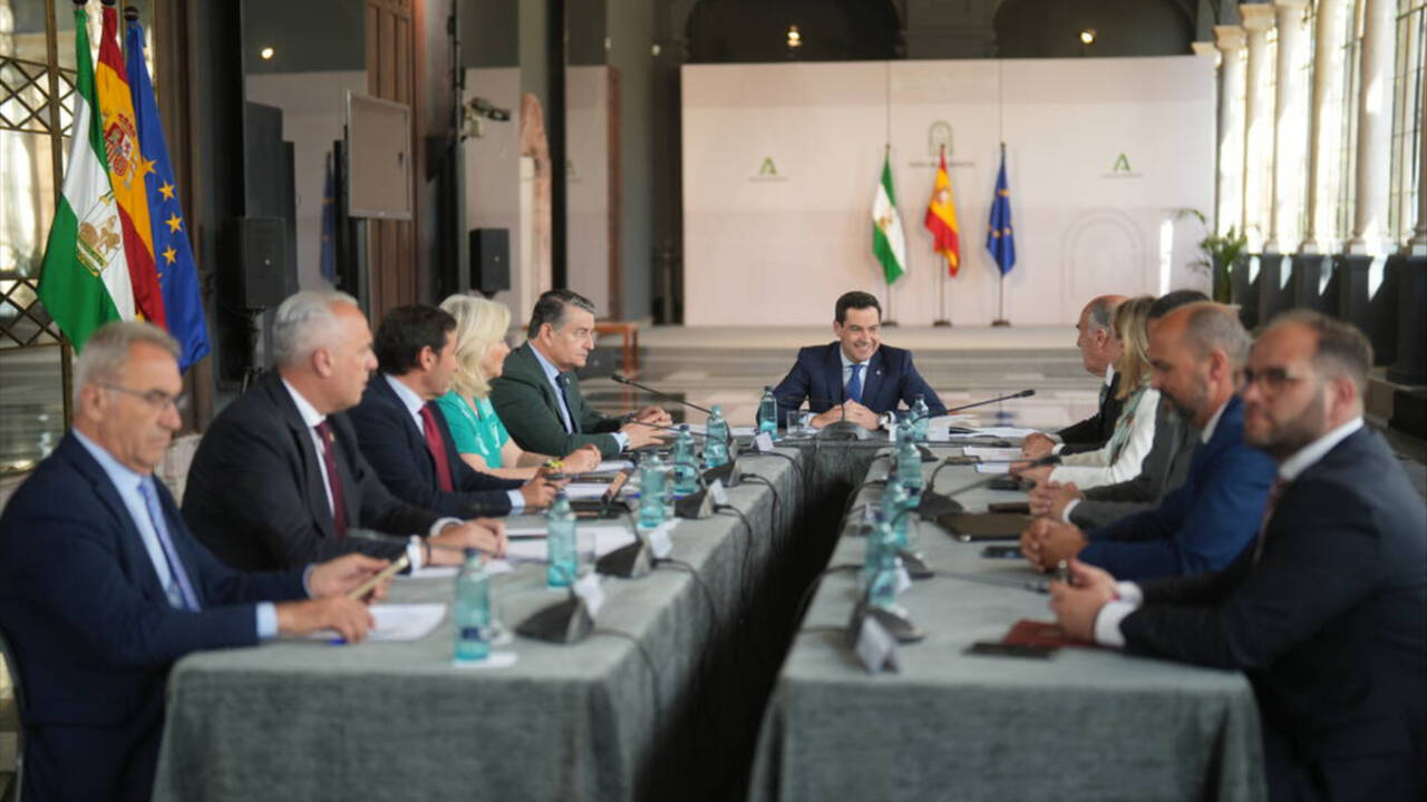 El presidente andaluz Juanma Moreno con los alcaldes del Campo de Gibraltar.