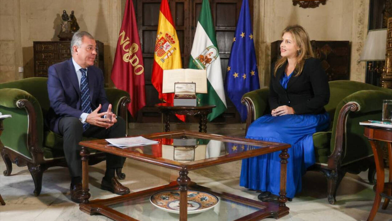 El alcalde de Sevilla, José Luis Sanz, con la portavoz de Vox, Cristina Peláez.