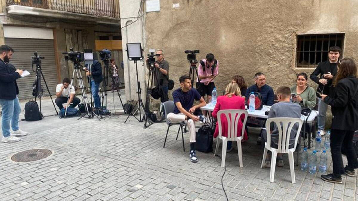 Los periodistas esperando en la calle a la valoración de los resultados por parte de Aliança Catalana. 