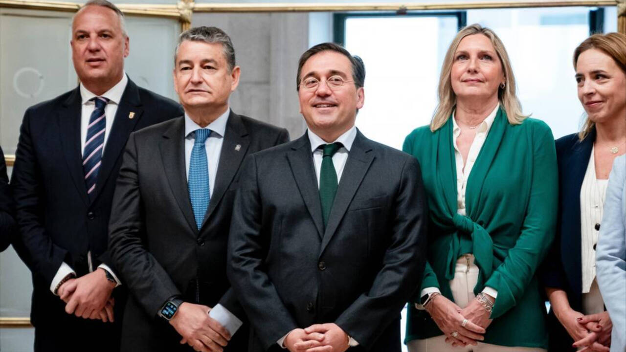El ministro de Asuntos Exteriores, José Manuel Albares, el consejero Antonio Sanz, y la presidenta de la Mancomunidad de Municipios del Campo de Gibraltar.
