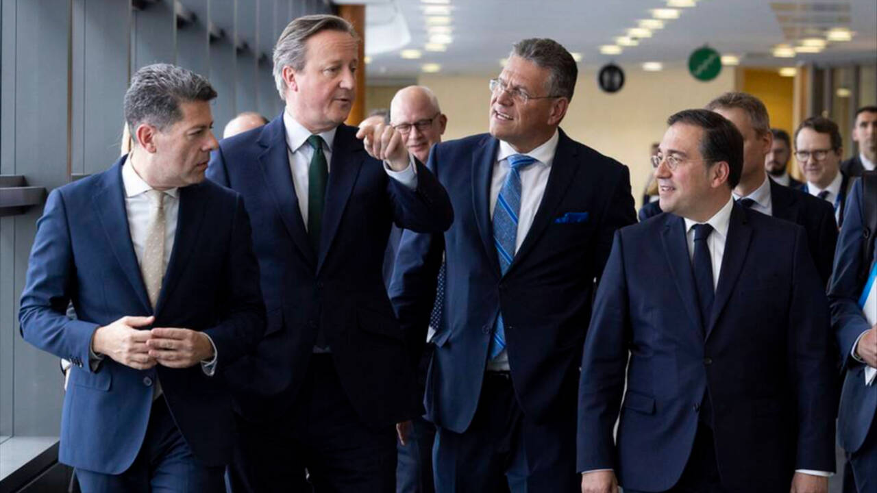 El ministro principal de Gibraltar, Fabian Picardo; el ministro de Exteriores británico, David Cameron; el vicepresidente de la Comisión Europea Maros Sefcovic ; y el ministro de Exteriores español, José Manuel Albares.