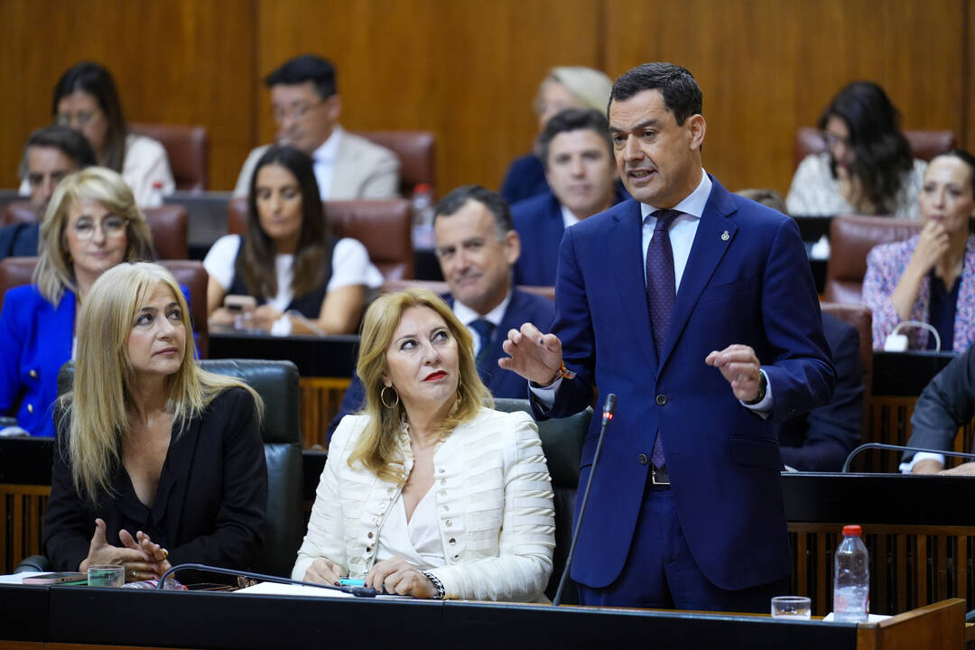 El presidente de la Junta, Juanma Moreno, en la sesión de control en el Parlamento.