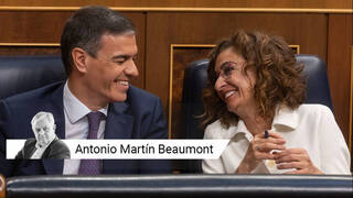 Pedro Sánchez se ríe junto a María Jesús Montero durante la sesión en el Congreso de este miércoles 22 de mayo.